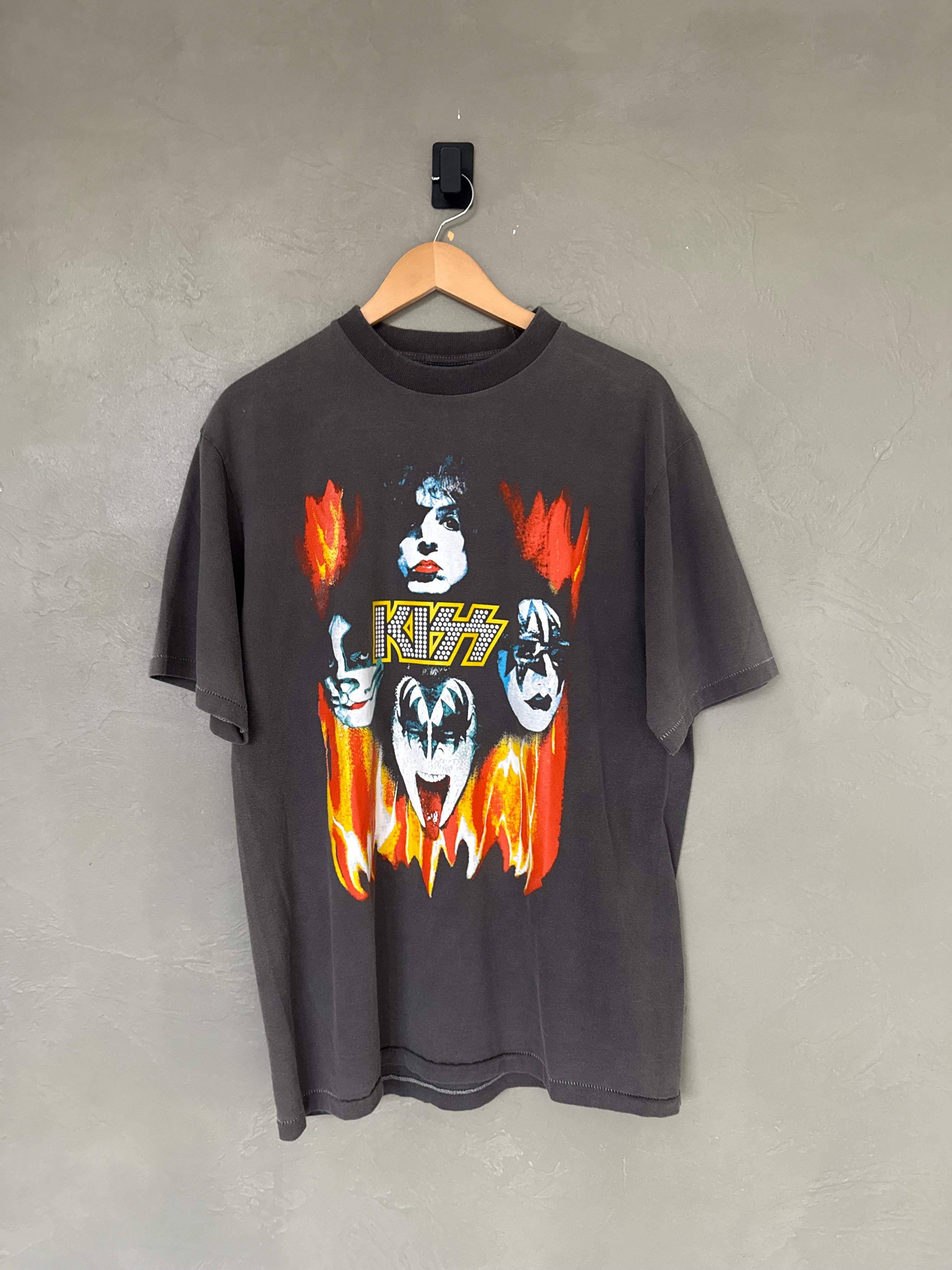 Kiss Tee